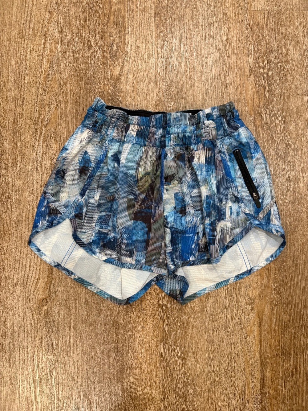 Lululemon Tracker Short V 4” Blue Graphic Abstract Print Size 4